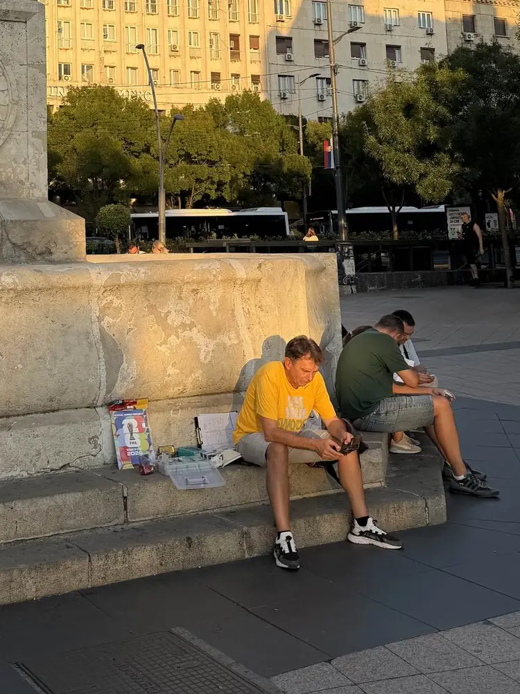 Обмен карточками на площади перед Отелем Москва